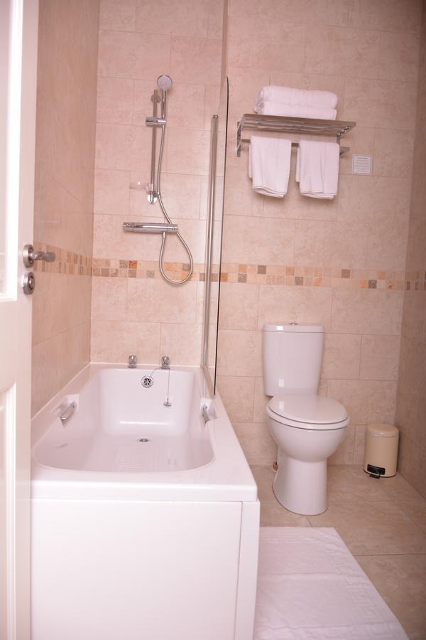 Large Double Room,526075560:JPEG