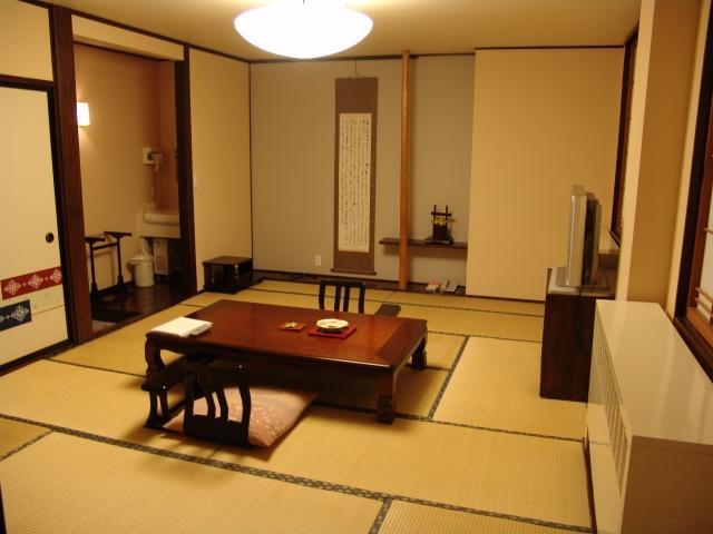 Family Room with Tatami Area - Mountain View