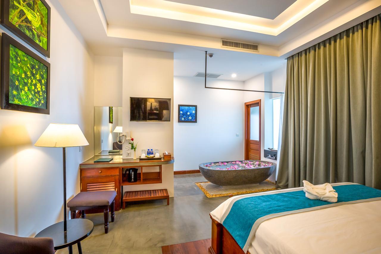 Habitación con cama extragrande y vistas a la piscina