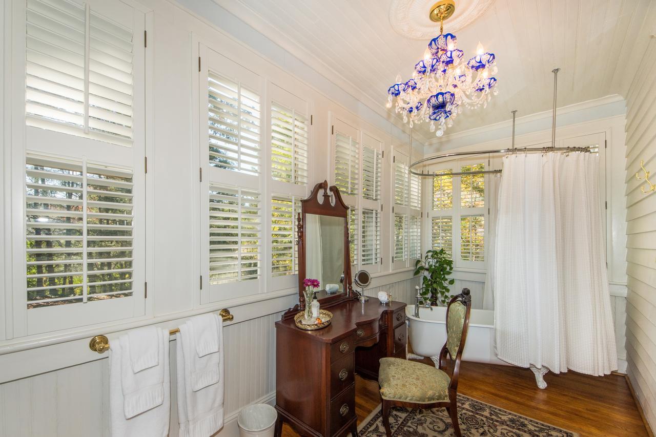 Queen Room with Mountain View