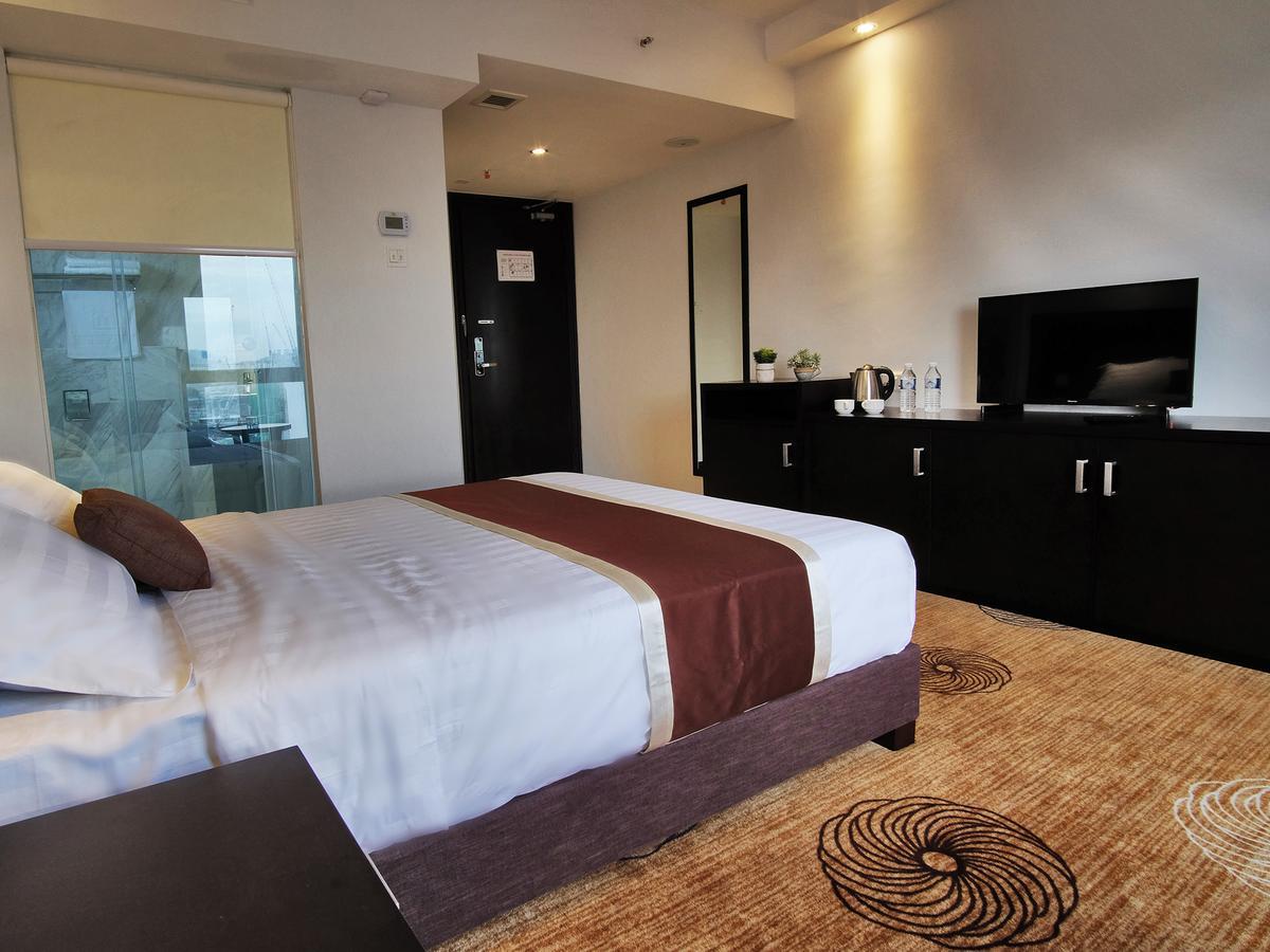 Deluxe Queen Room with City View