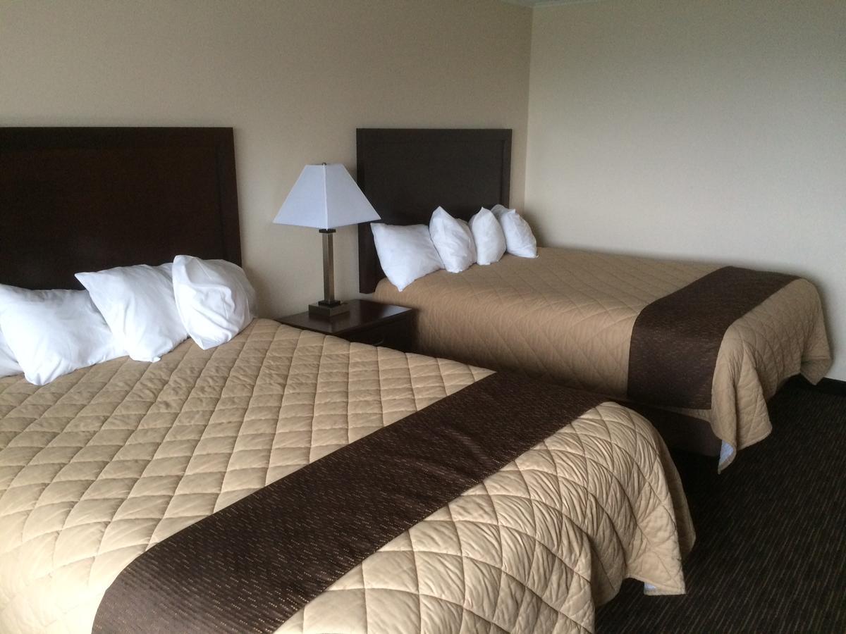 Premier Room with Two Queen Beds - Court Side 1