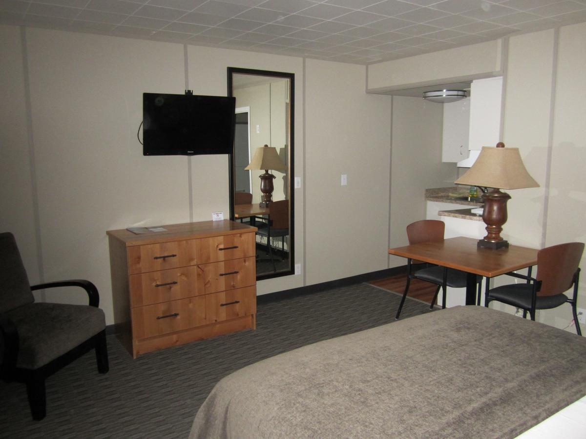 Deluxe Queen Suite