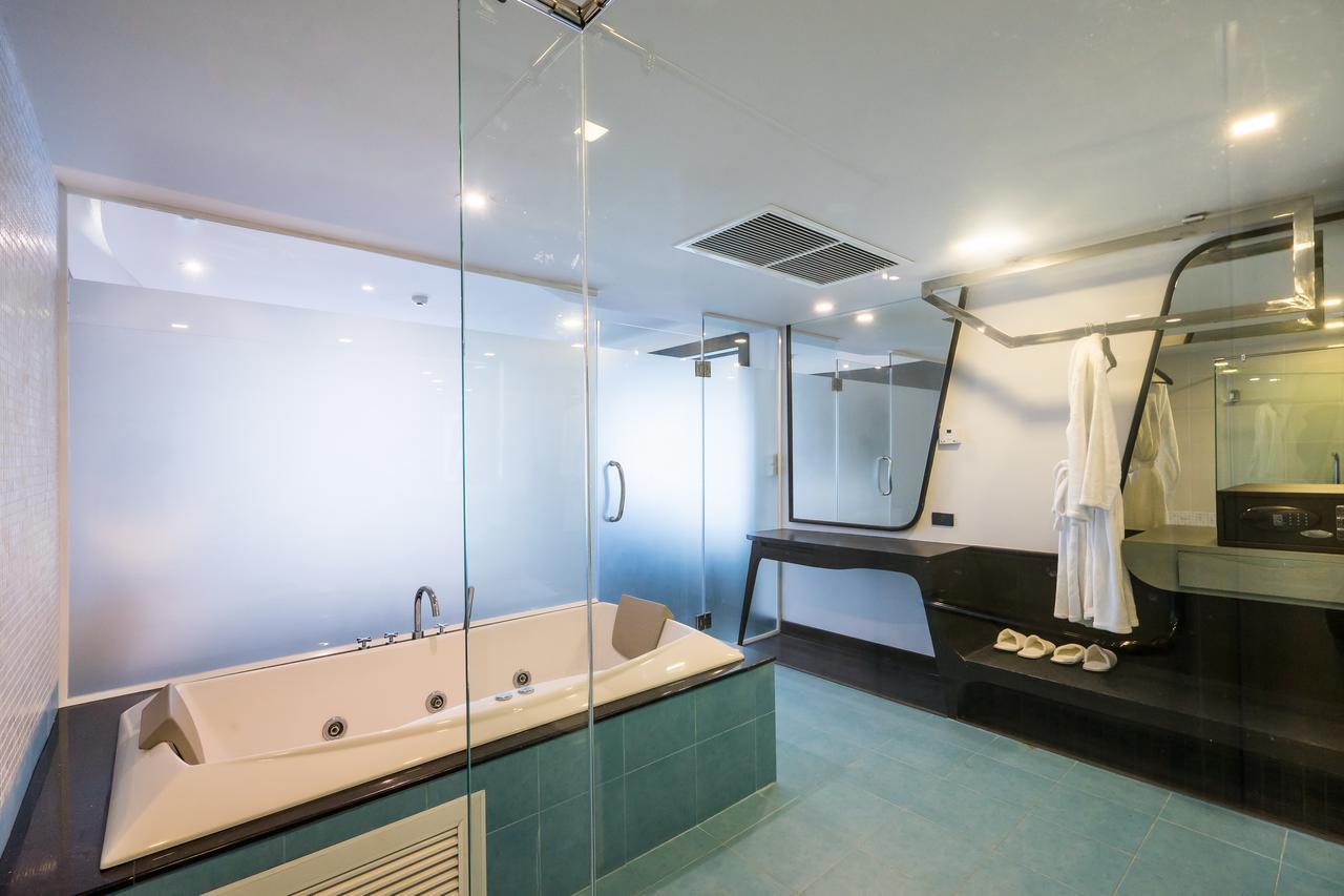 Queen Suite Spa Bath,529777650:JPEG