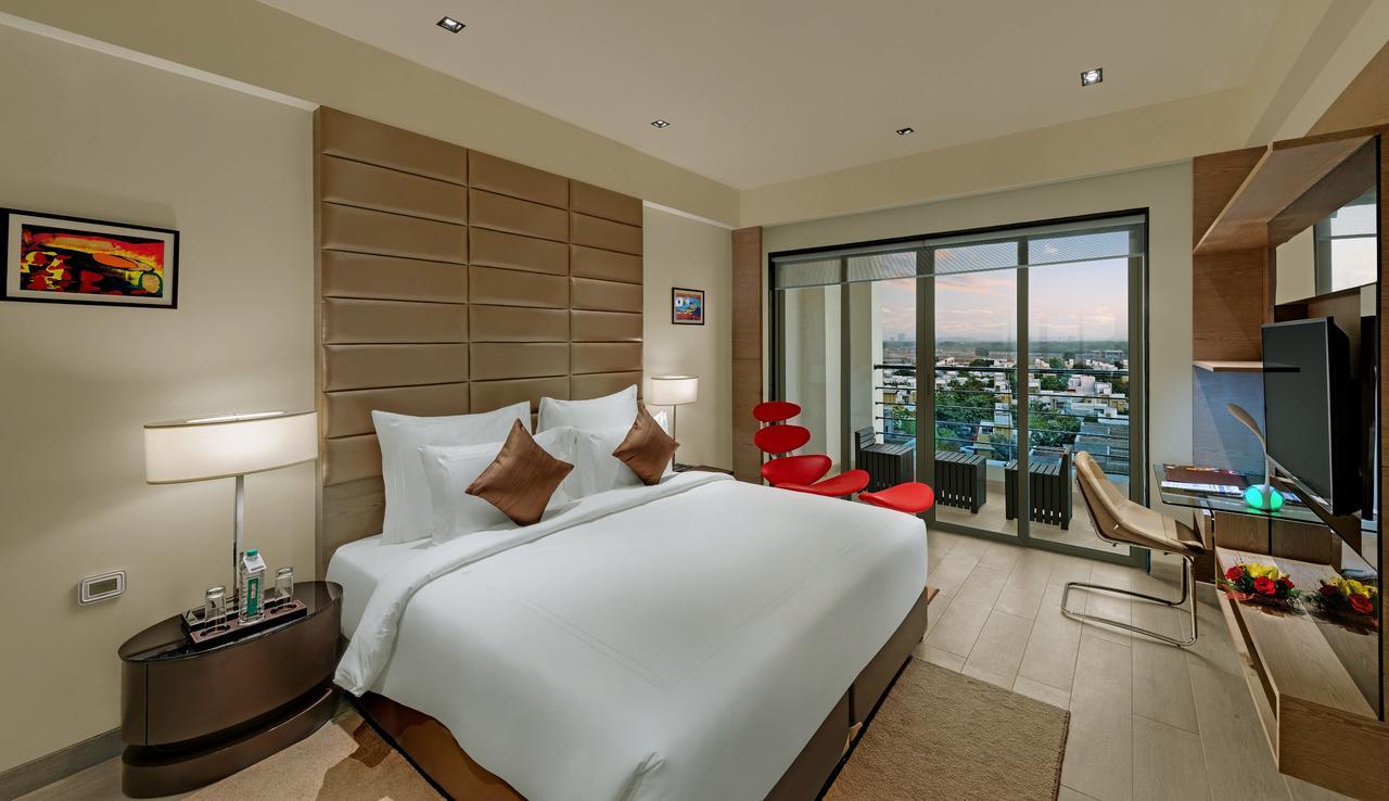 Executive Suite One King Bed Living Room Balcony City or Garden View Non-Smoking on Food & Beverages,1003118091:JPEG