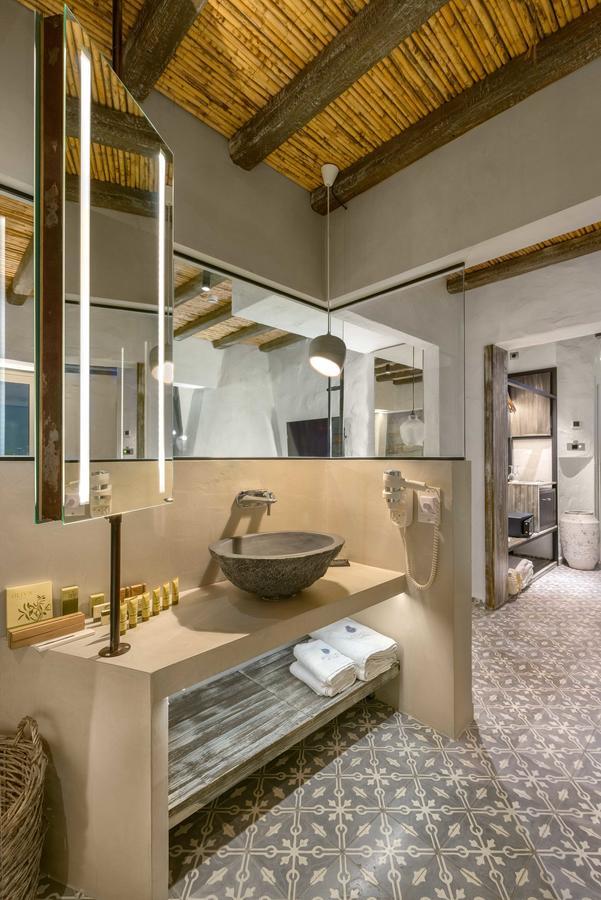 King Suite with Private Outdoor Hot Tub - Helios