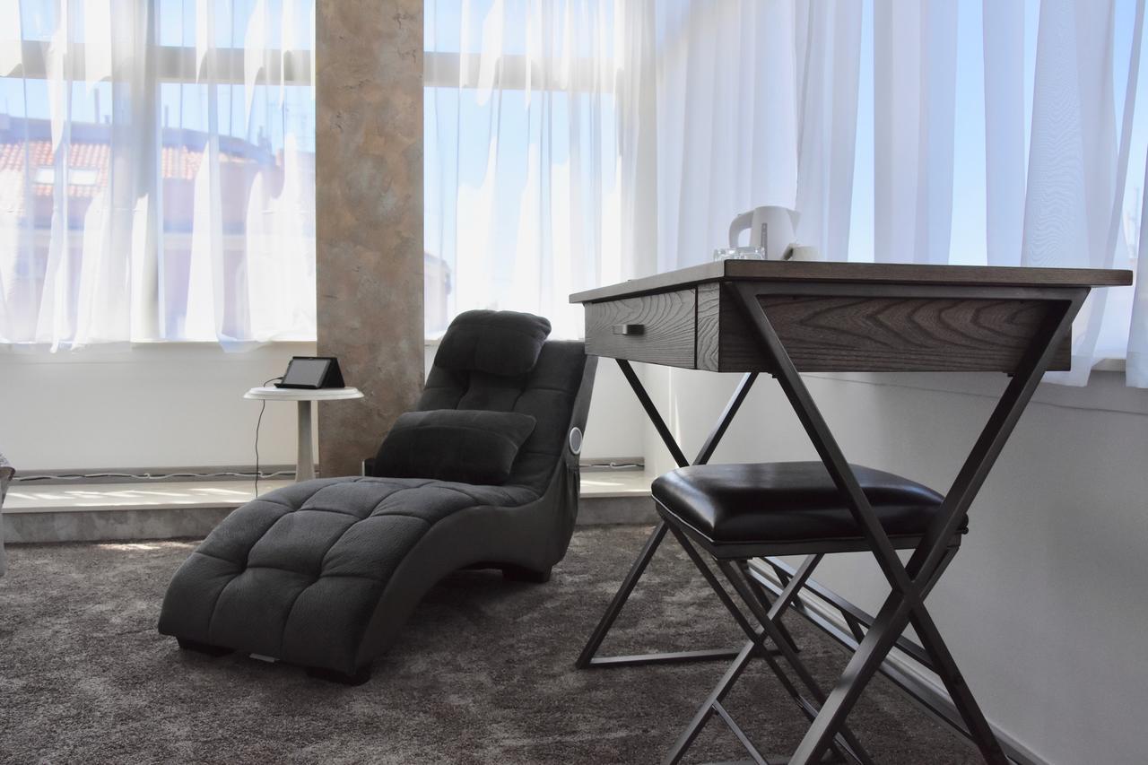 Deluxe Luxury Suite,1081846159:JPEG