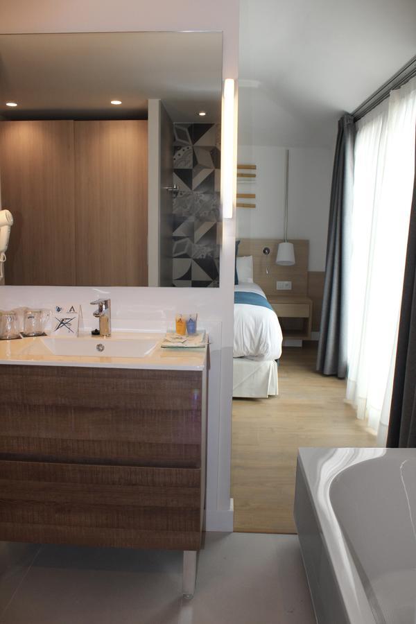 Suite Lumiere with pool and sea view