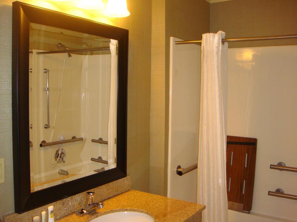 One-Bedroom King Suite - Disability Access/Non-Smoking
