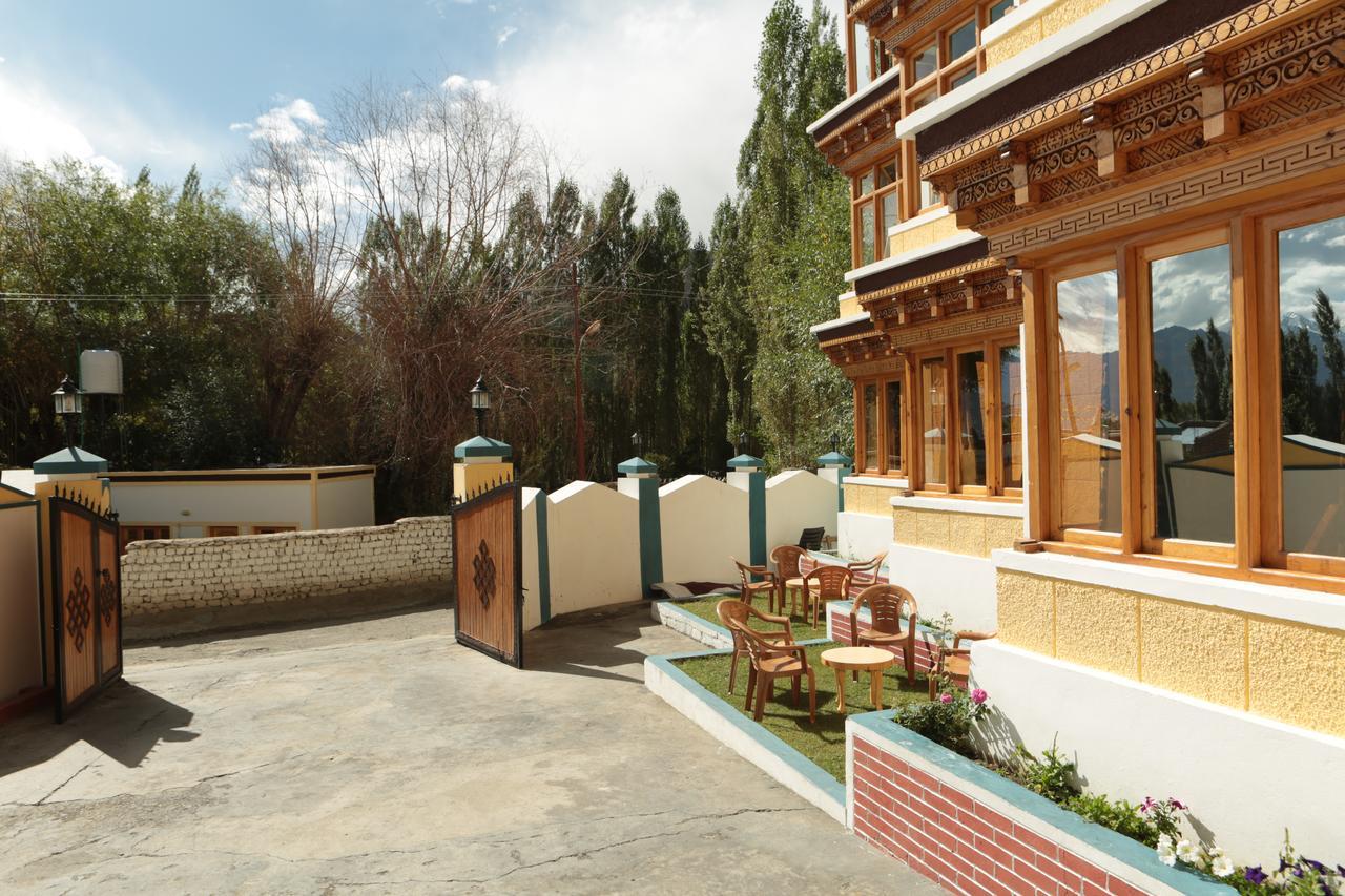 Deluxe Double Room (2 Adults + 1 Child)