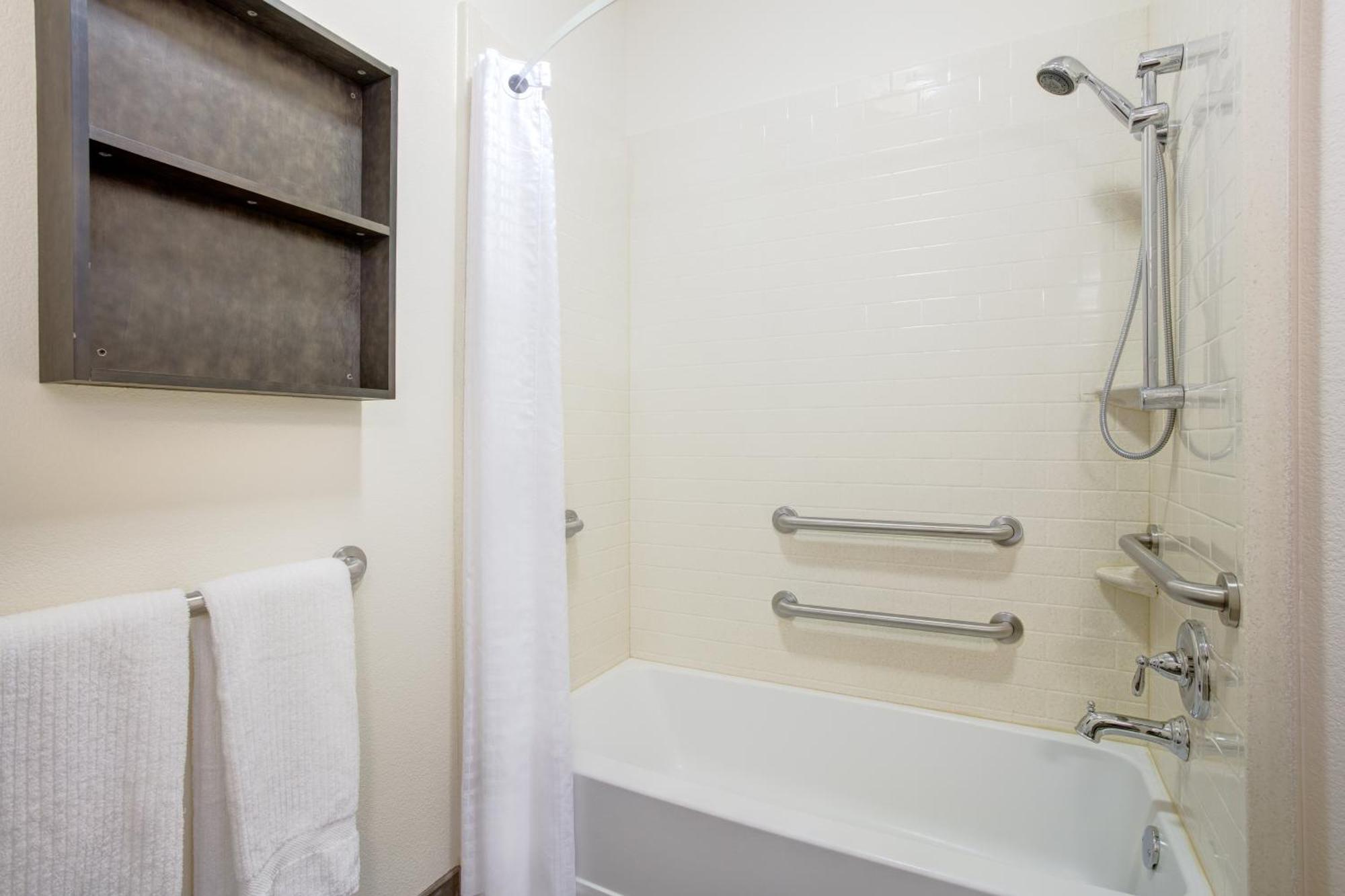 Queen Studio Suite - Disability Access Hearing Accessible Tub
