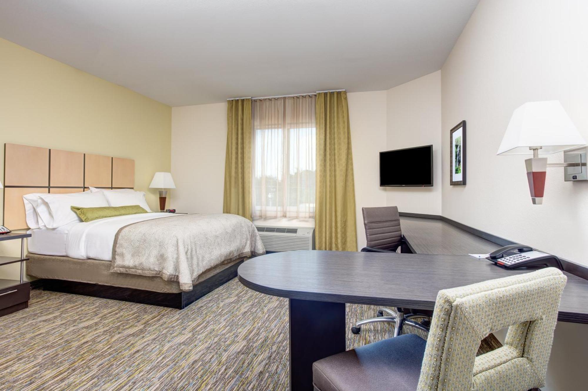 Queen Room - Hearing Accessible - Non-Smoking