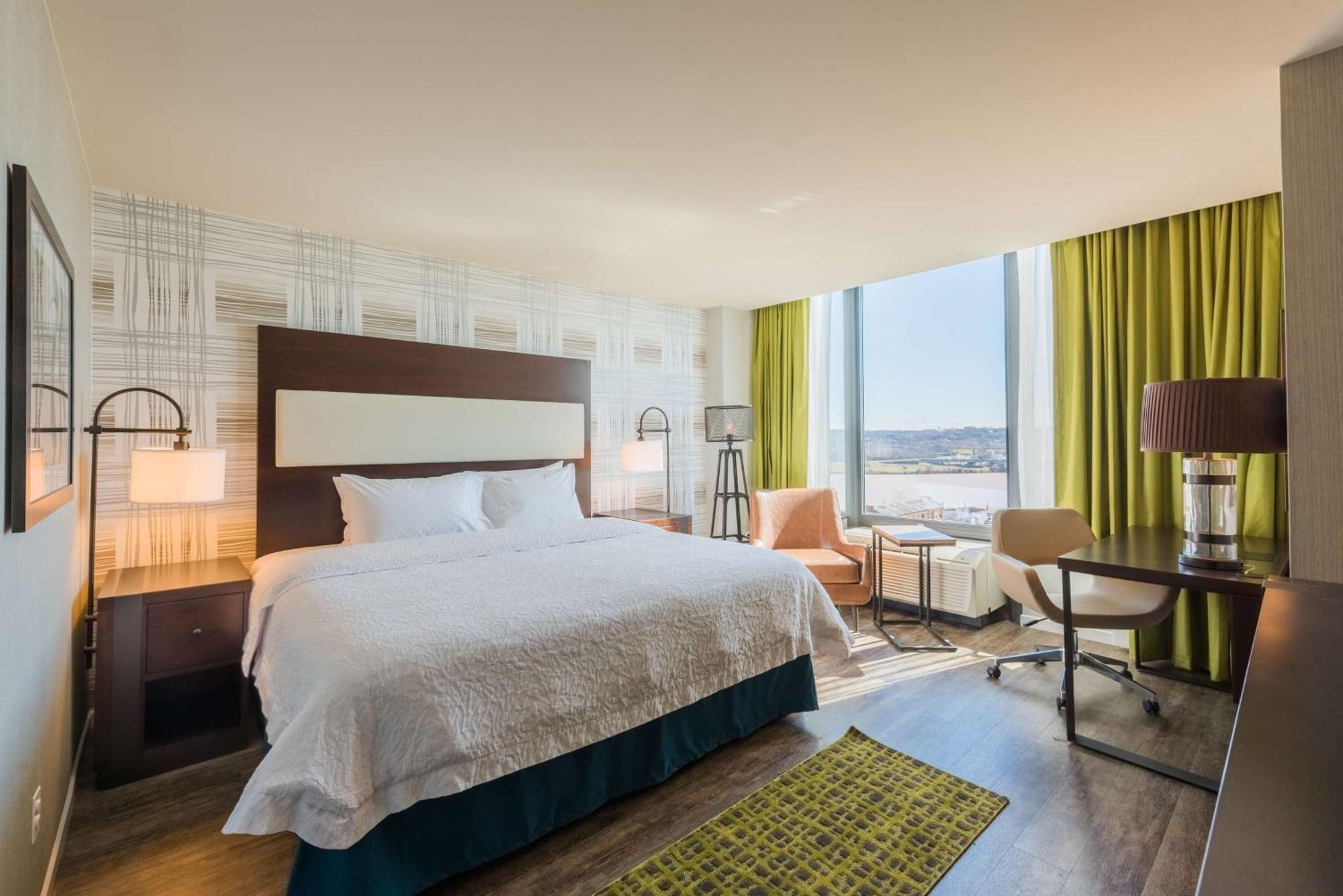 Habitación con cama extragrande y vistas al estadio