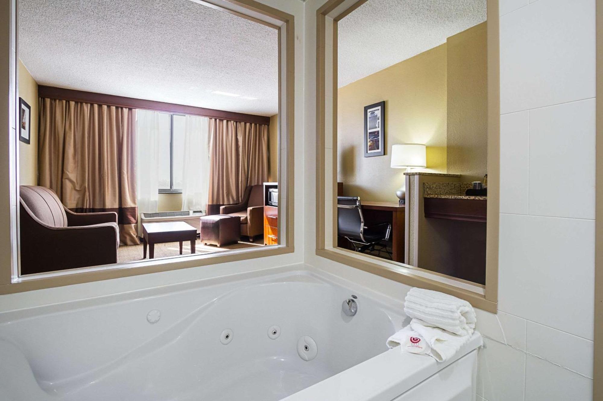 Deluxe King Suite