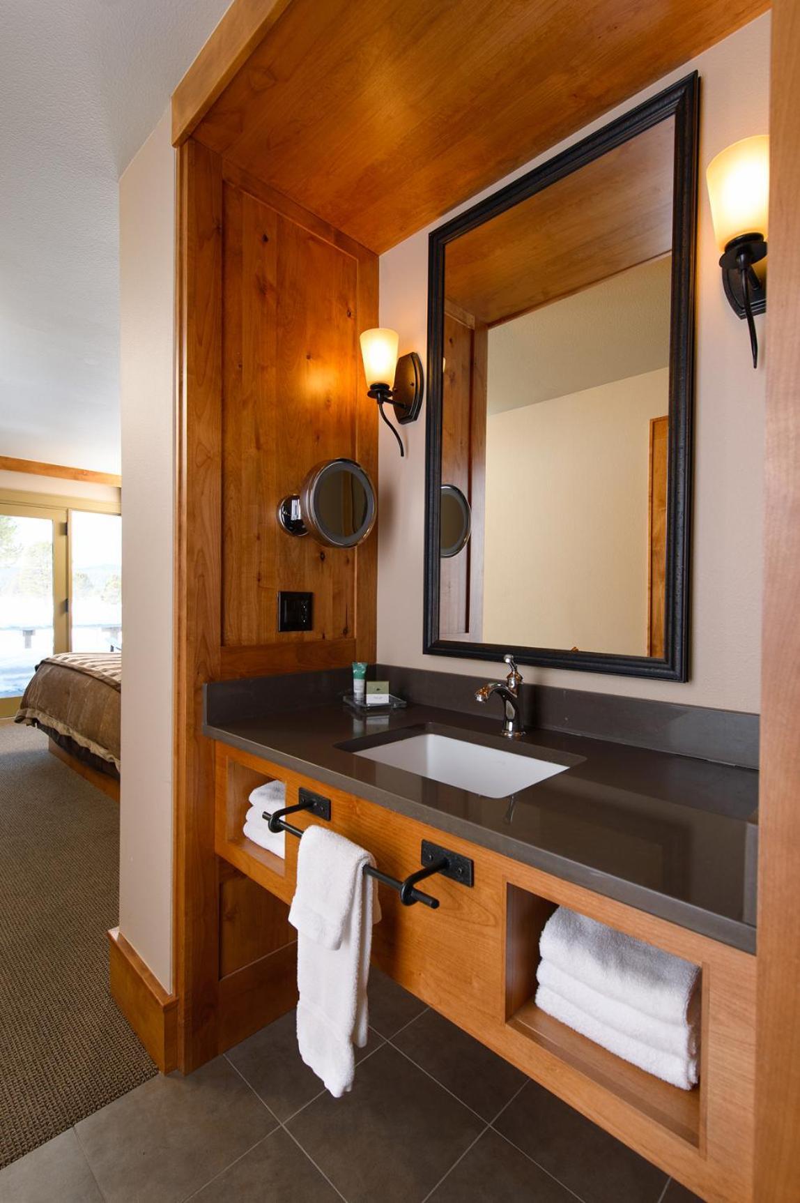 Habitación con cama extragrande.