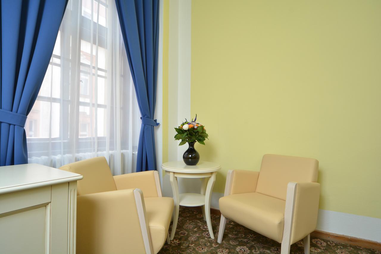 Doppel-/Zweibettzimmer mit Balkon