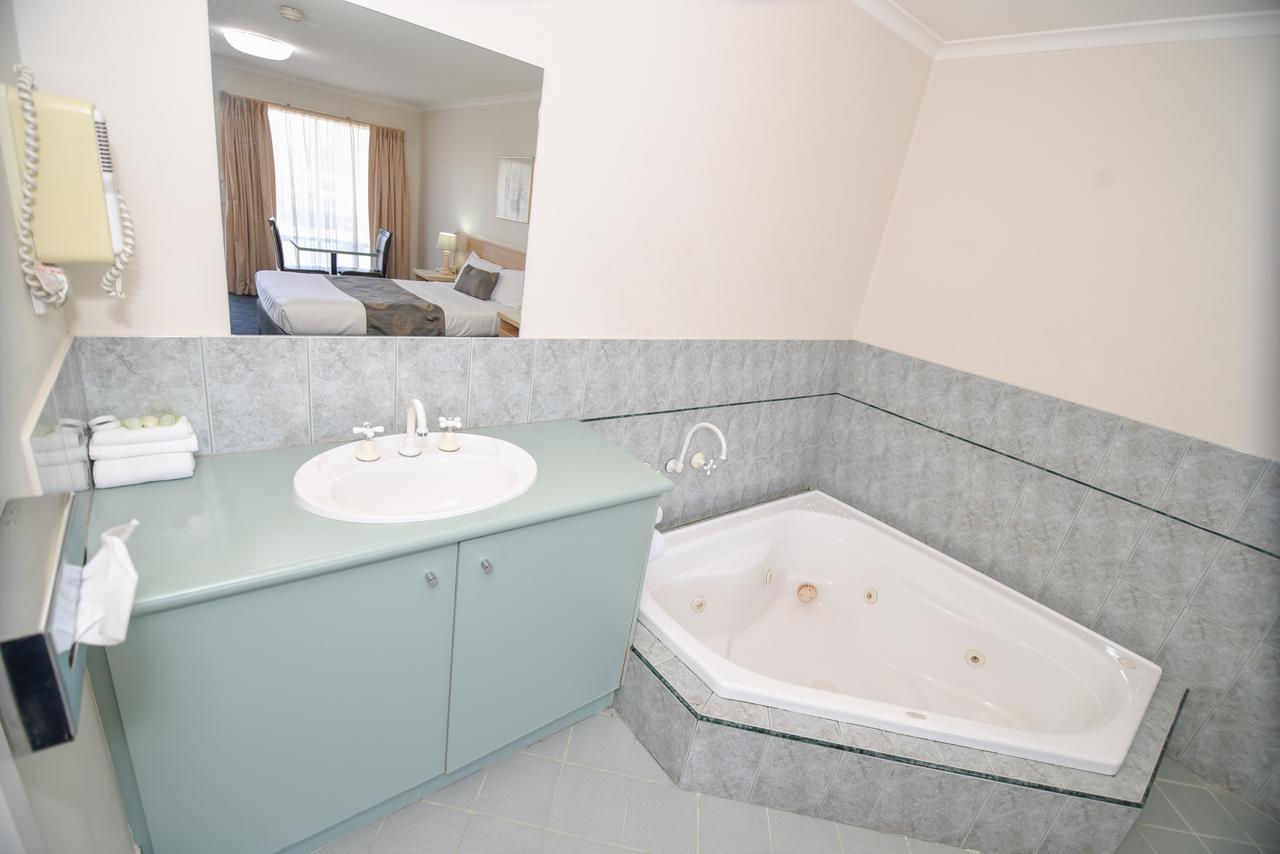 Queen Room with Hot Tub