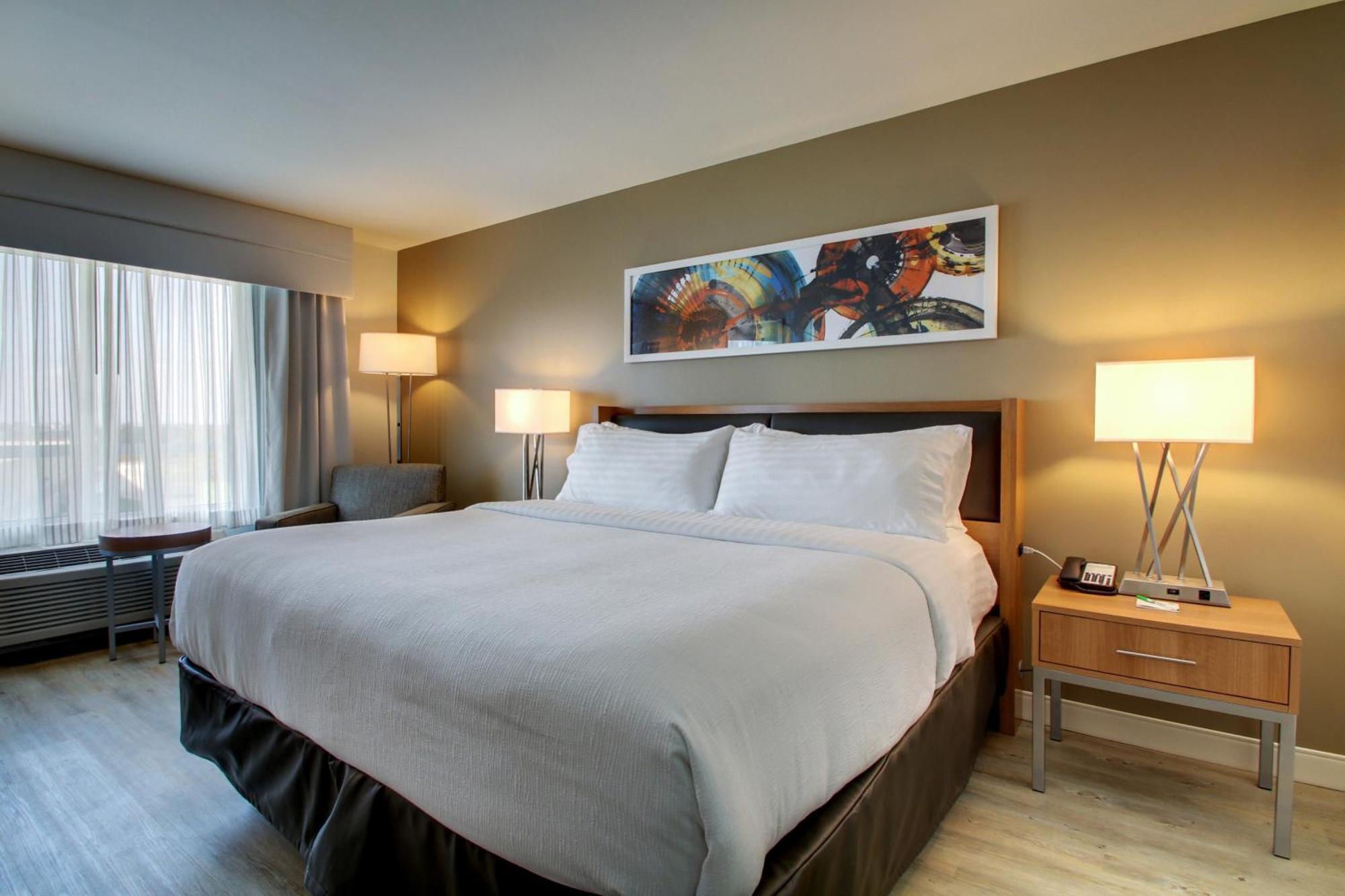 King Room with Roll in Shower - Hearing Accessible/Non-Smoking