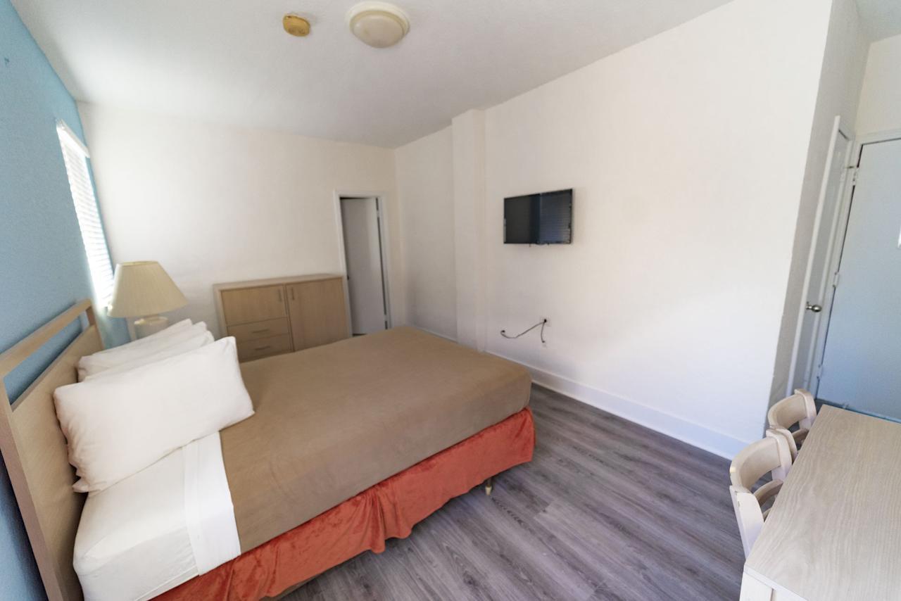 Habitación con cama grande
