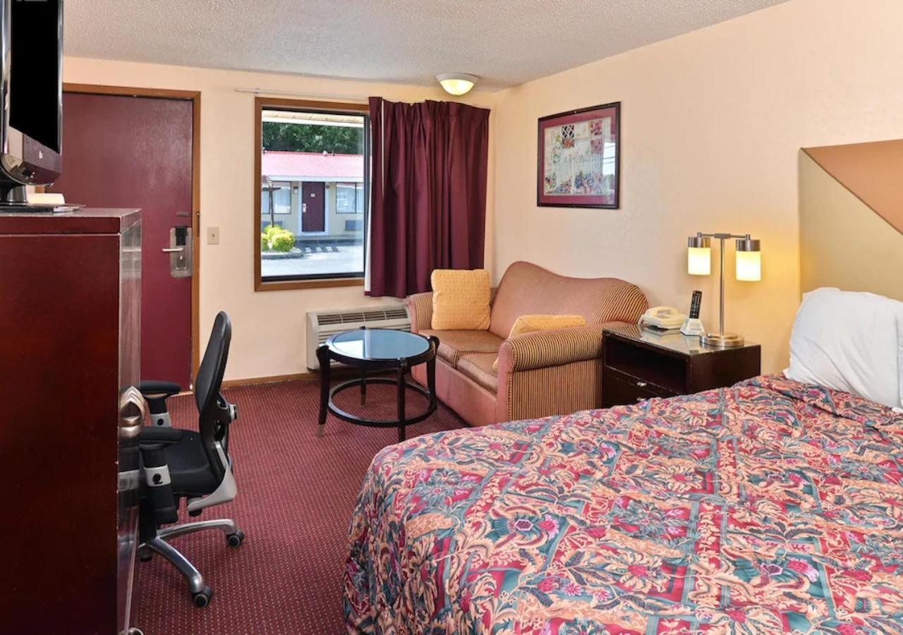 Standard Queen Room
