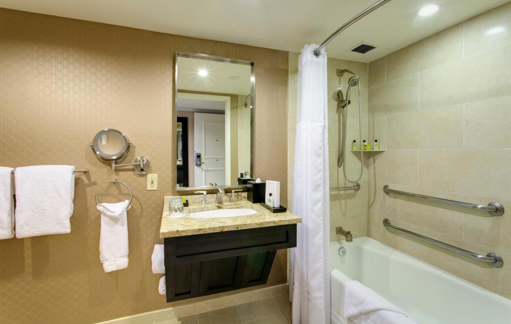Habitación Clásica con bañera accesible - 2 camas grandes - Adaptada para personas con movilidad reducida
