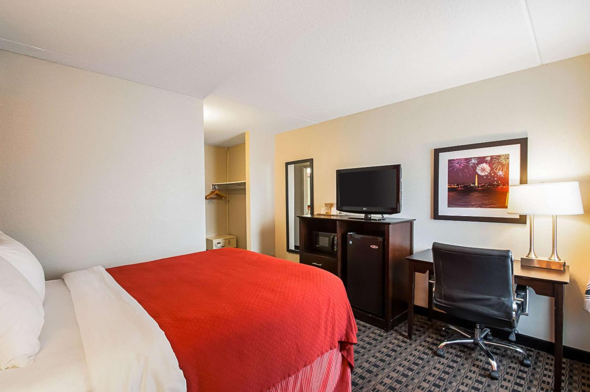 Queen Room - Non-Smoking/Pet Friendly