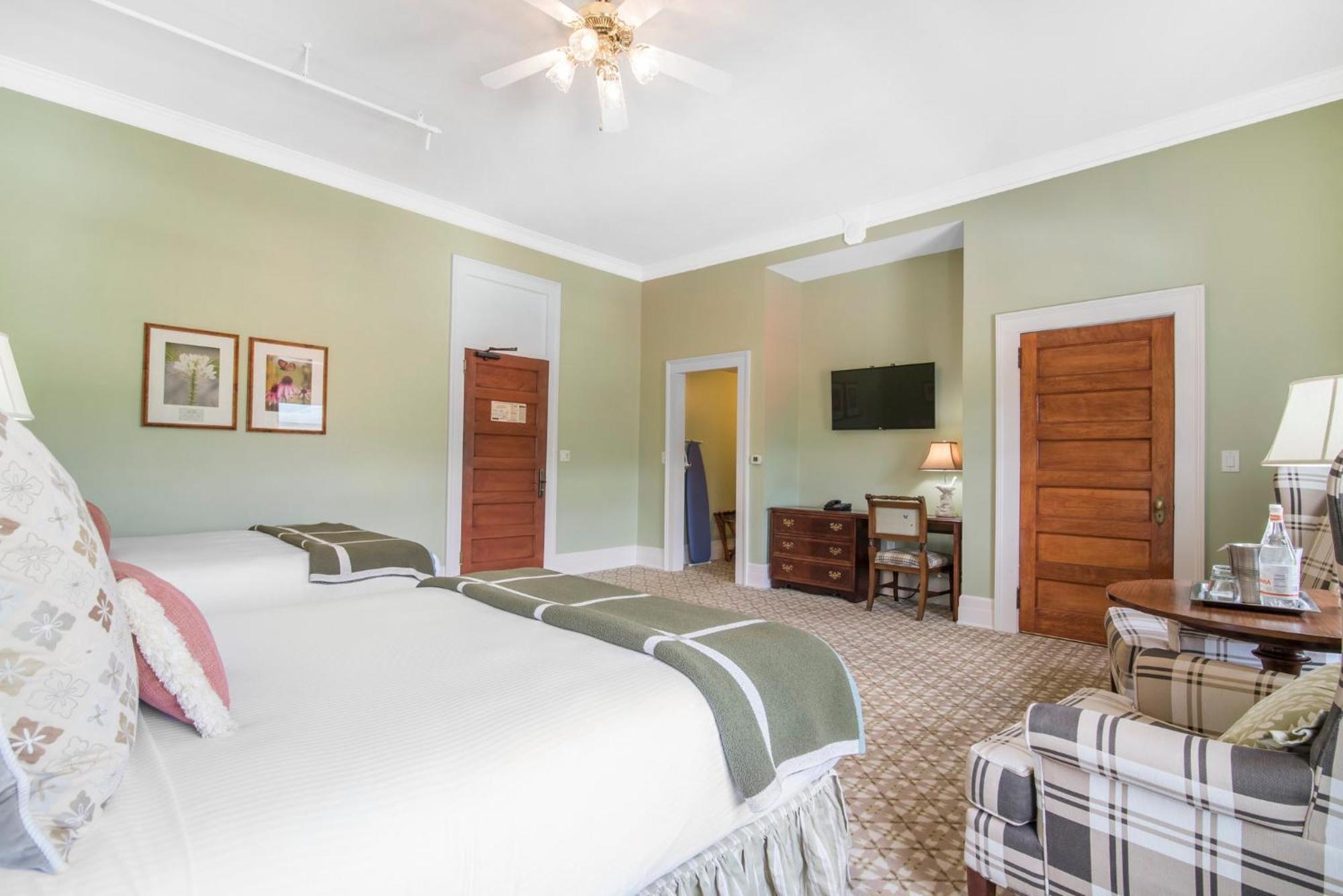 Deluxe Queen Room with Two Queen Beds