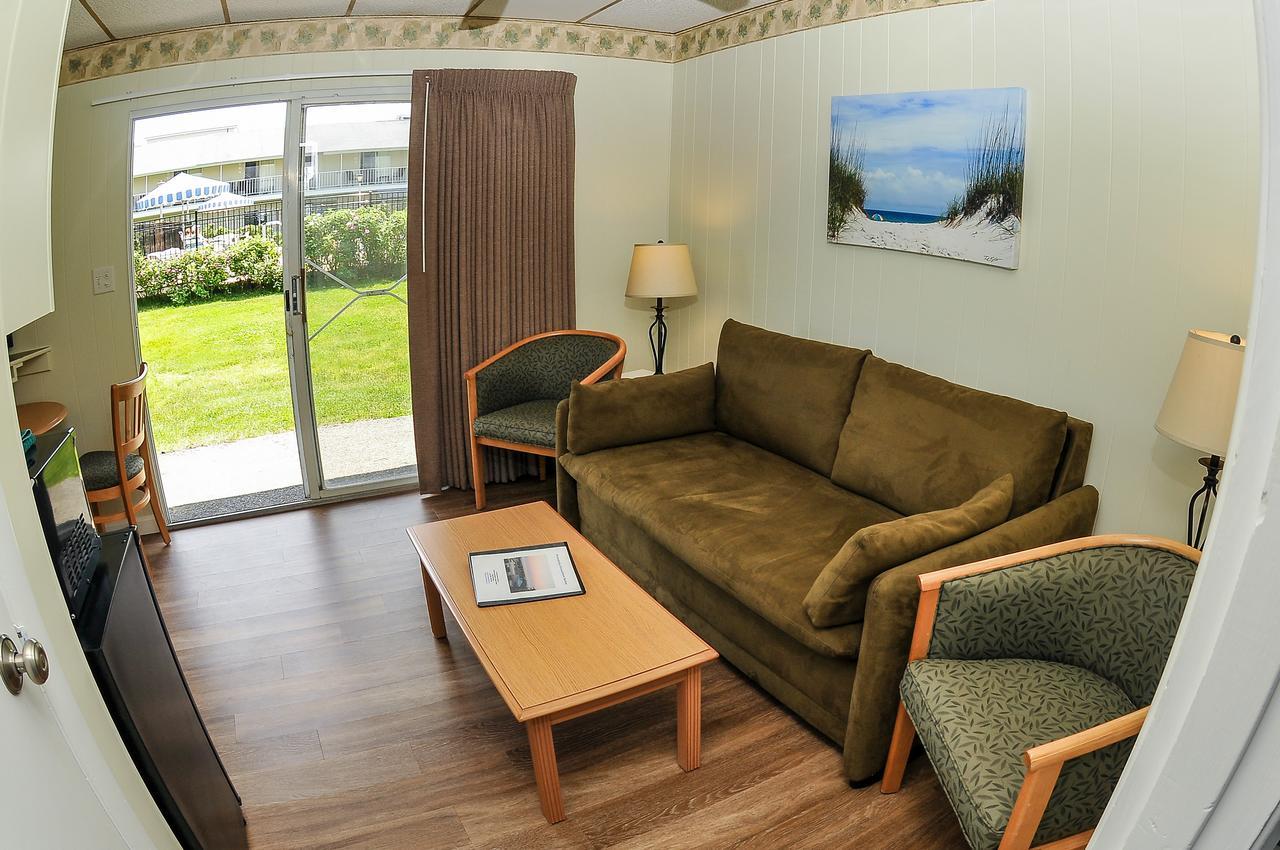 A-Section Suite, King Bed with Pool View