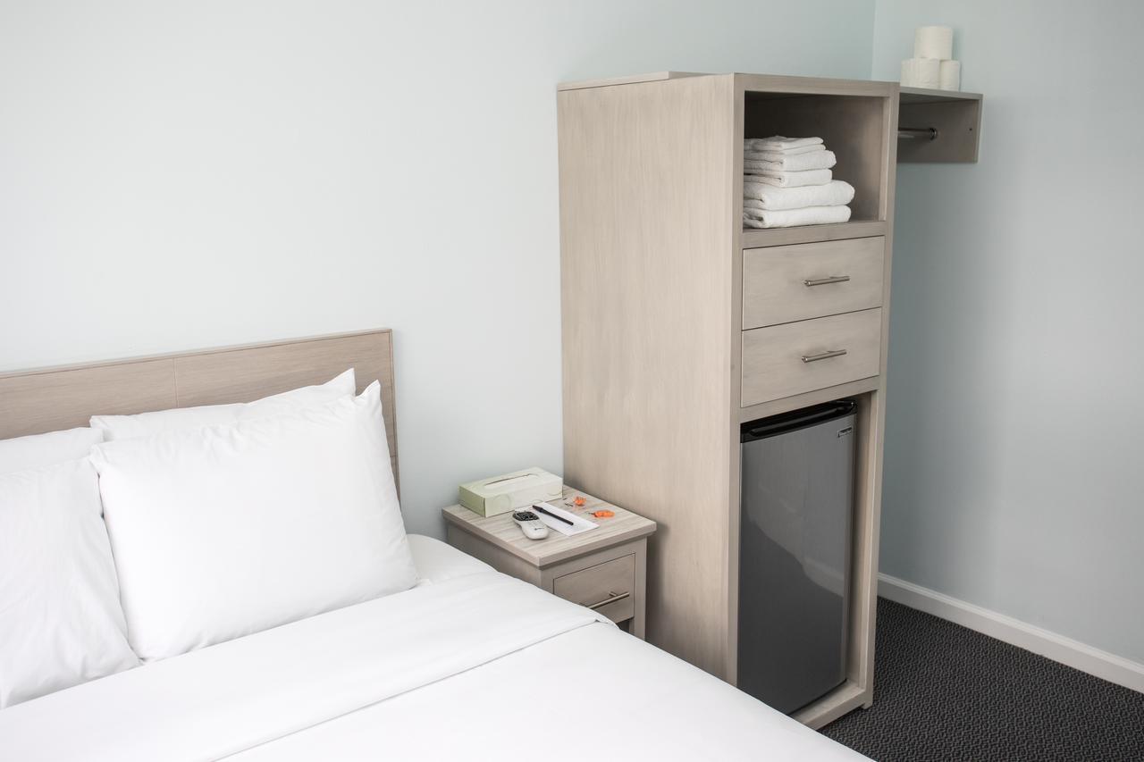 Habitación con cama grande y baño privado