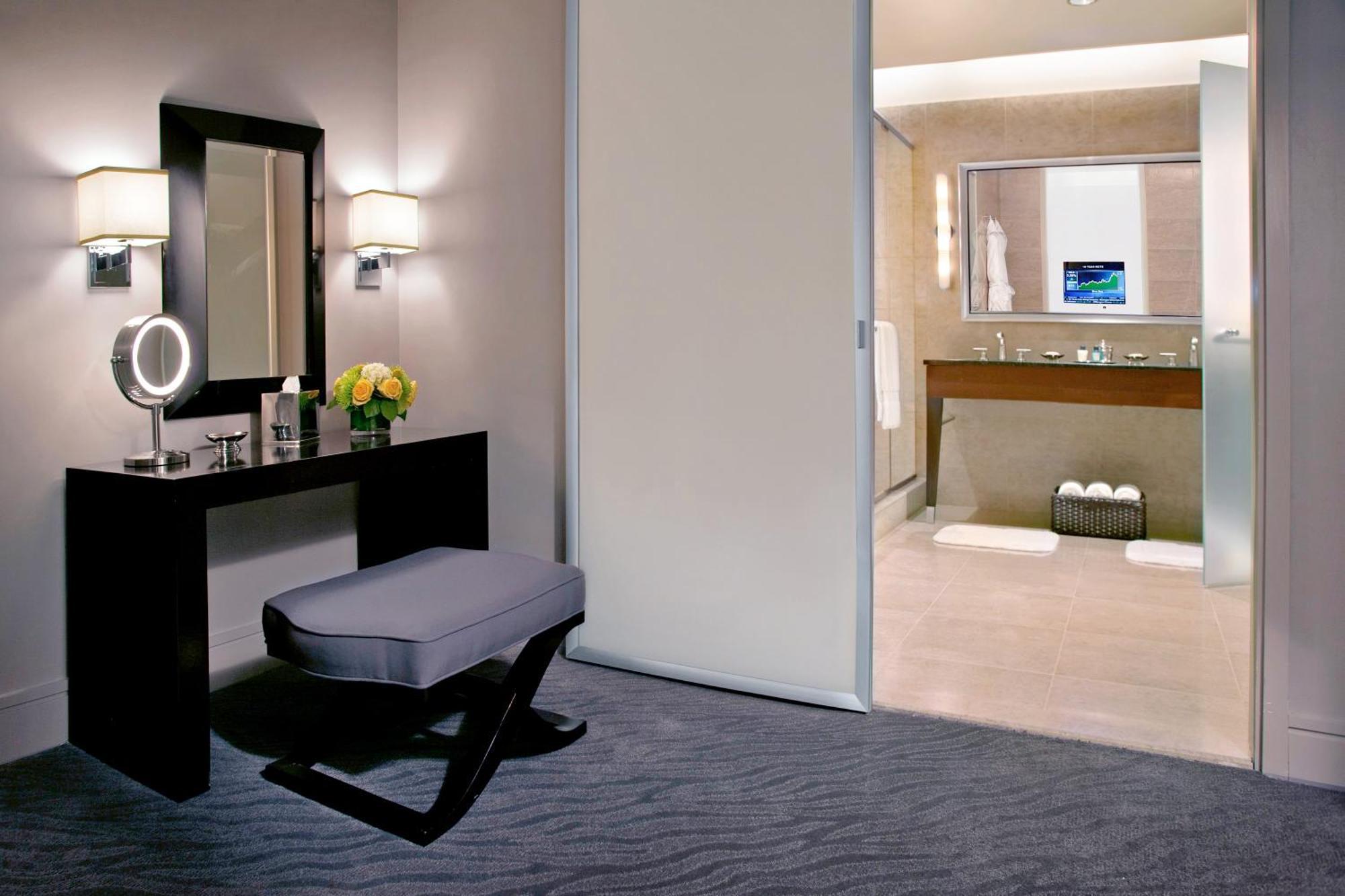 Deluxe King Suite City View