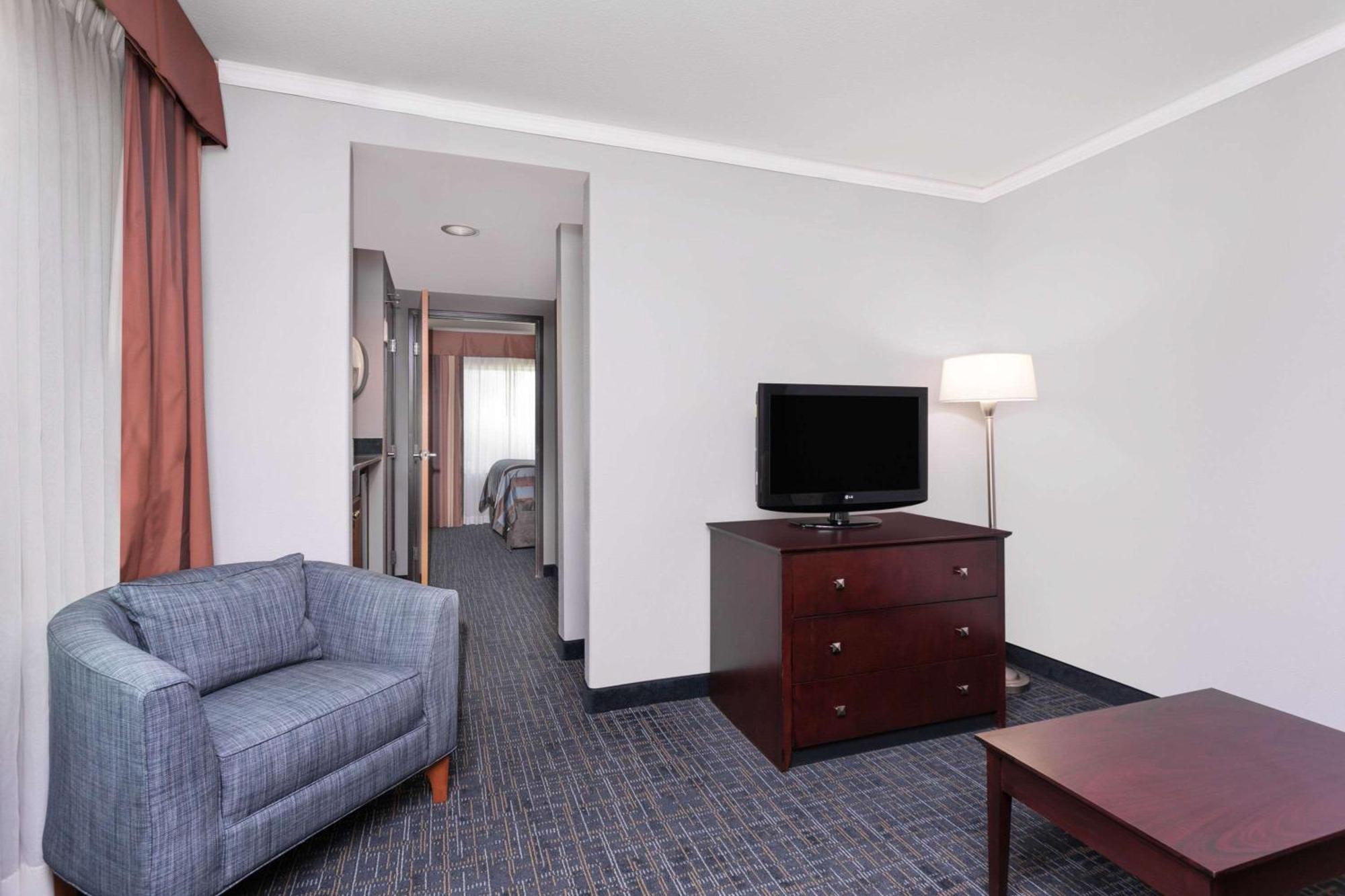 One-Bedroom King Suite - Non-Smoking