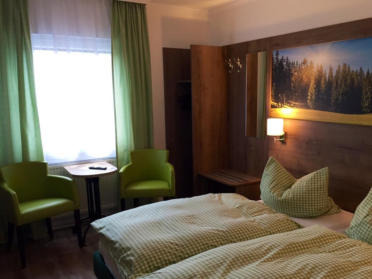 Doppel-/Zweibettzimmer mit Bad