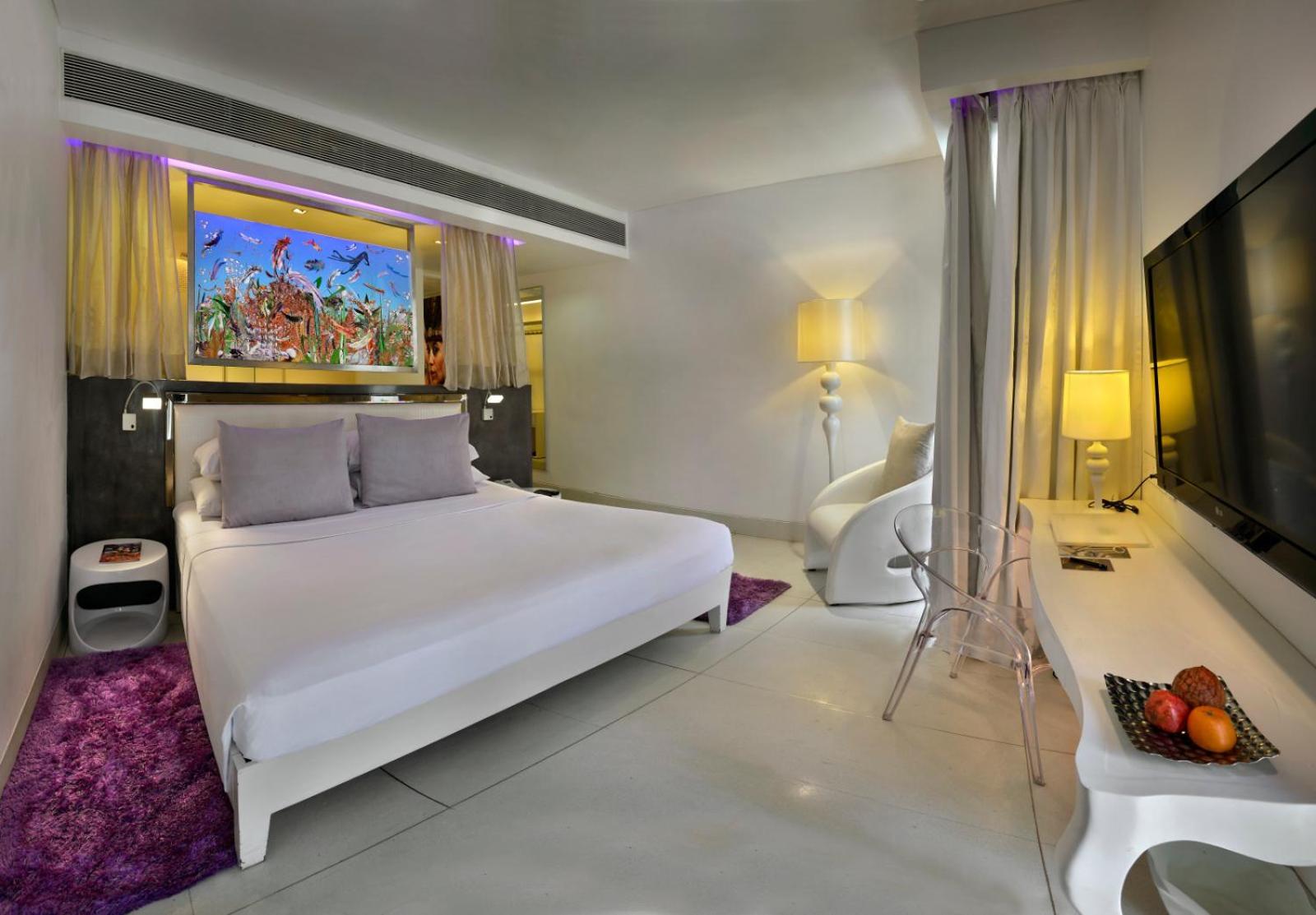 Deluxe Room balcony Smoking Complimentary Cocktail on Arrival Happy Hours 11 from 5 pm to 7 pm on selected brands,1213163545:JPEG