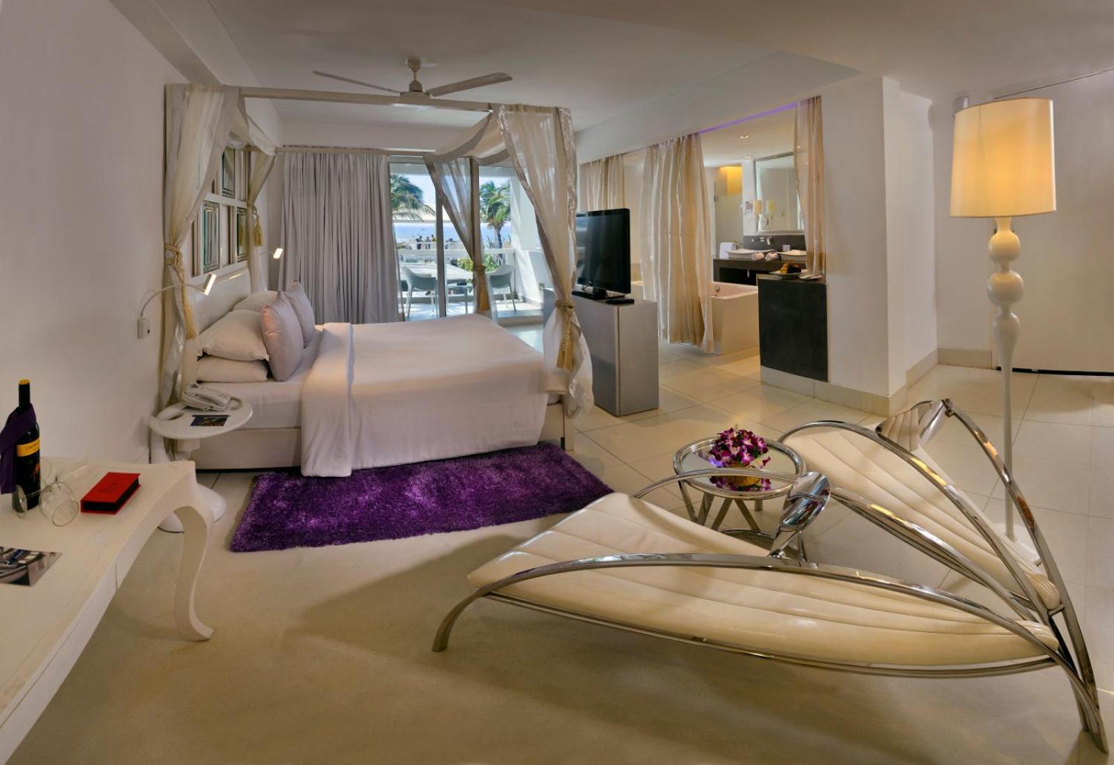 Deluxe Suite with Sea View - Balcony and Bathtub (Complimentary Cocktail on Arrival) -  Happy Hours 1+1 from 5 pm to 7 pm on selected brands
