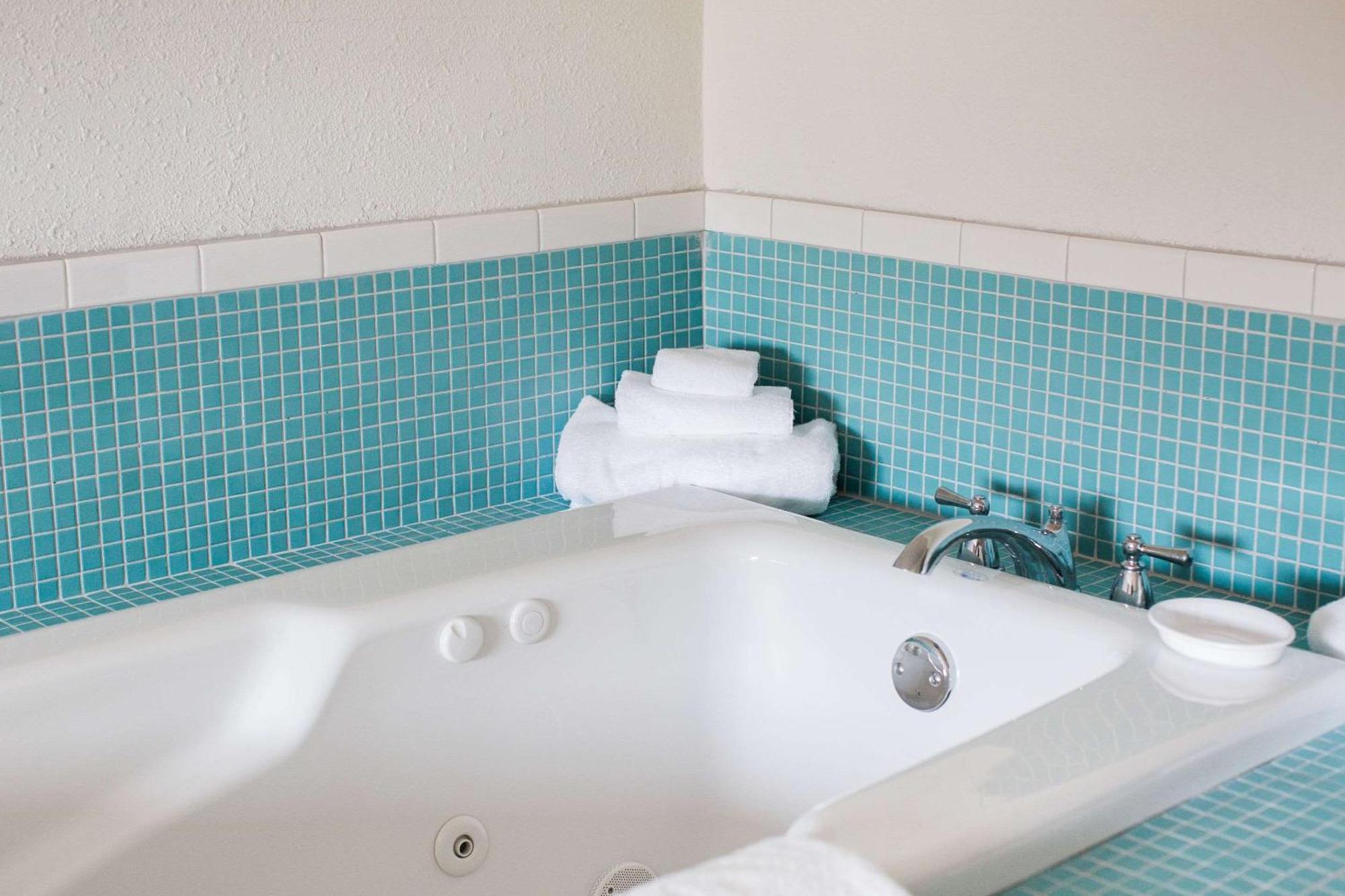 Quarto com Cama King-size e Banheira de Hidromassagem