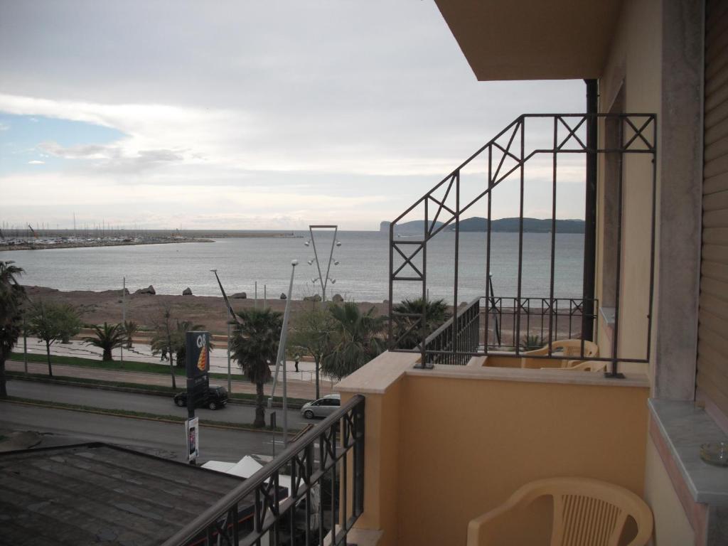 Habitación Doble con balcón y vistas parciales al mar