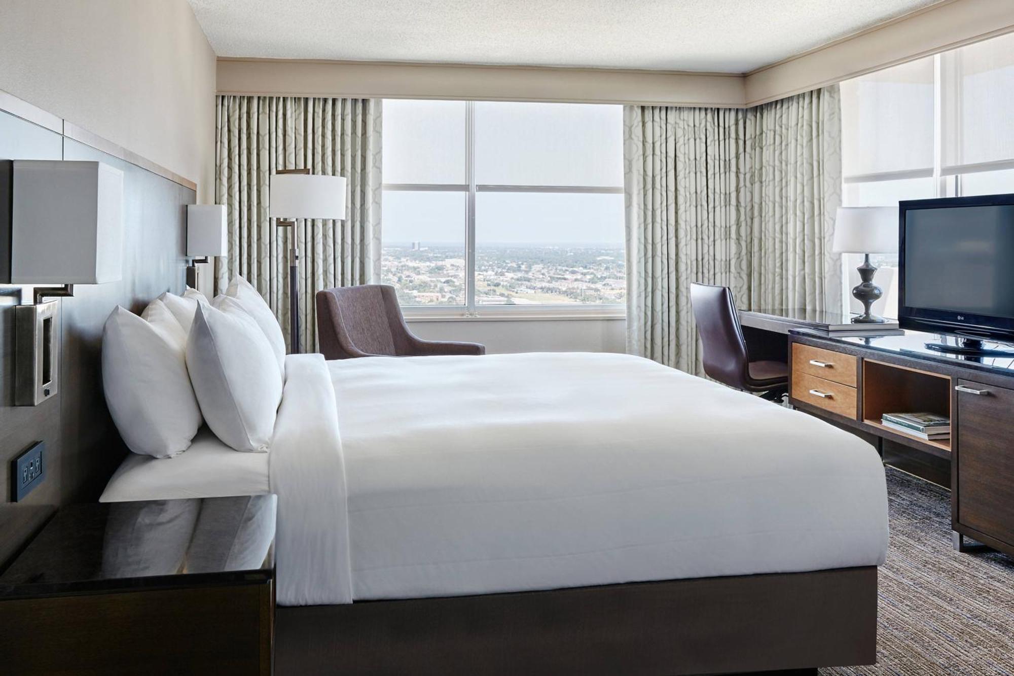 Habitación con cama extragrande y vistas a la ciudad