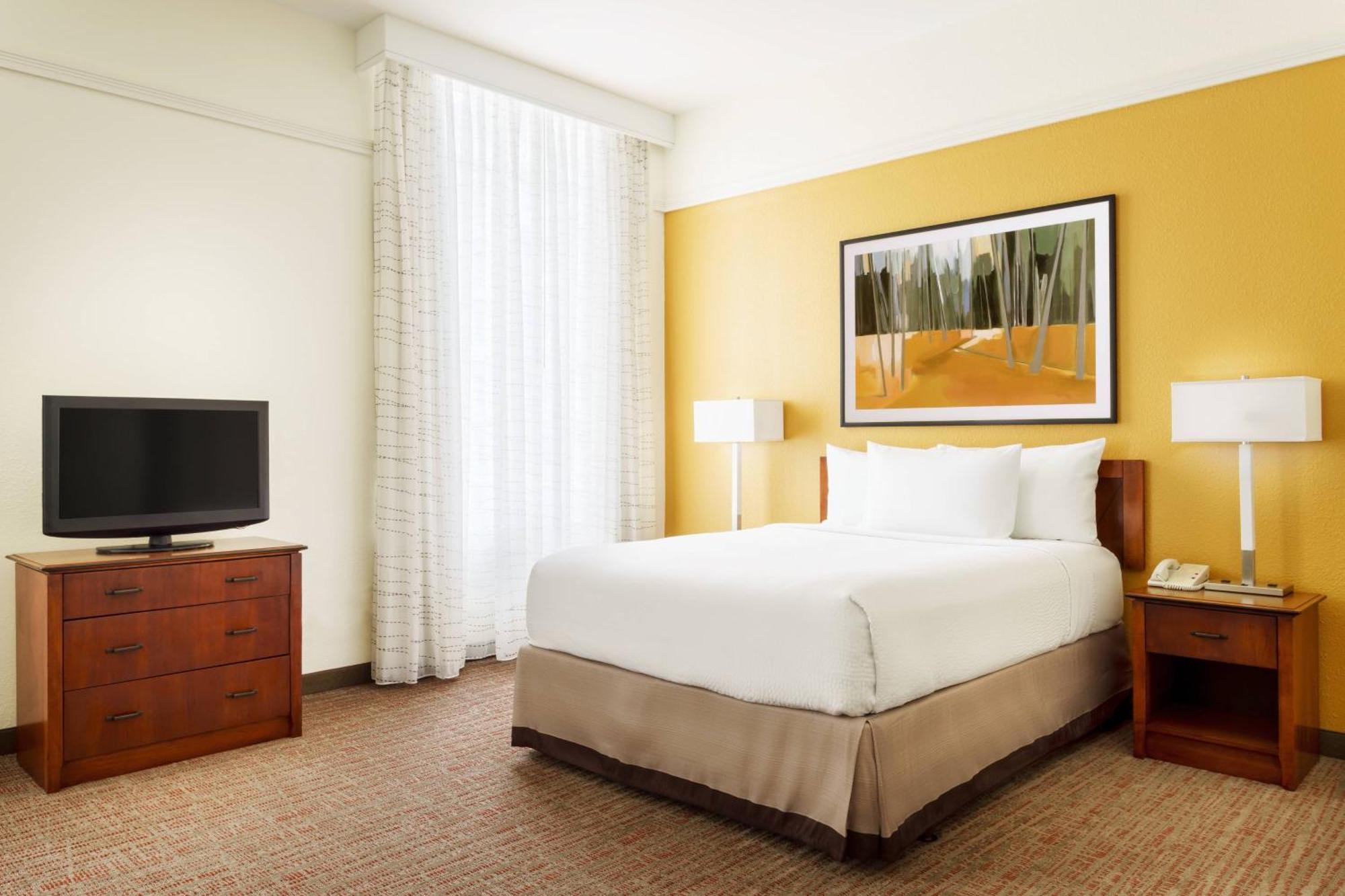 Estudio con cama grande y sofá cama