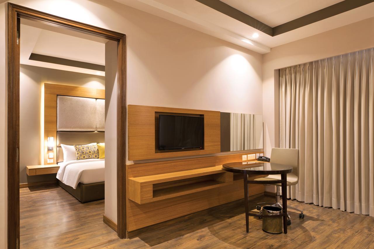 Deluxe Suite (with Exclusive Lounge Access) with Cocktail hours,15% F&B and 15% Laundry (2 pieces)