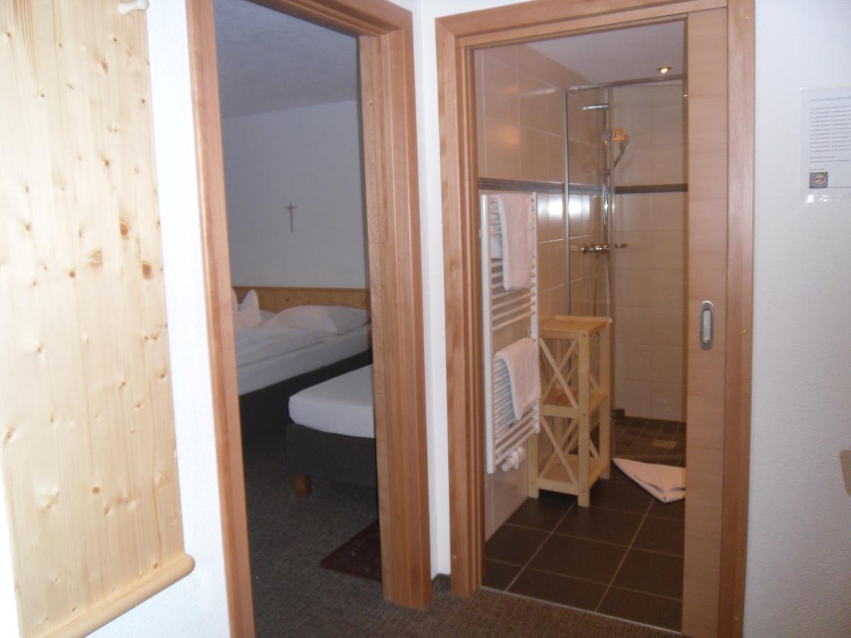 Dreibettzimmer mit Bergblick