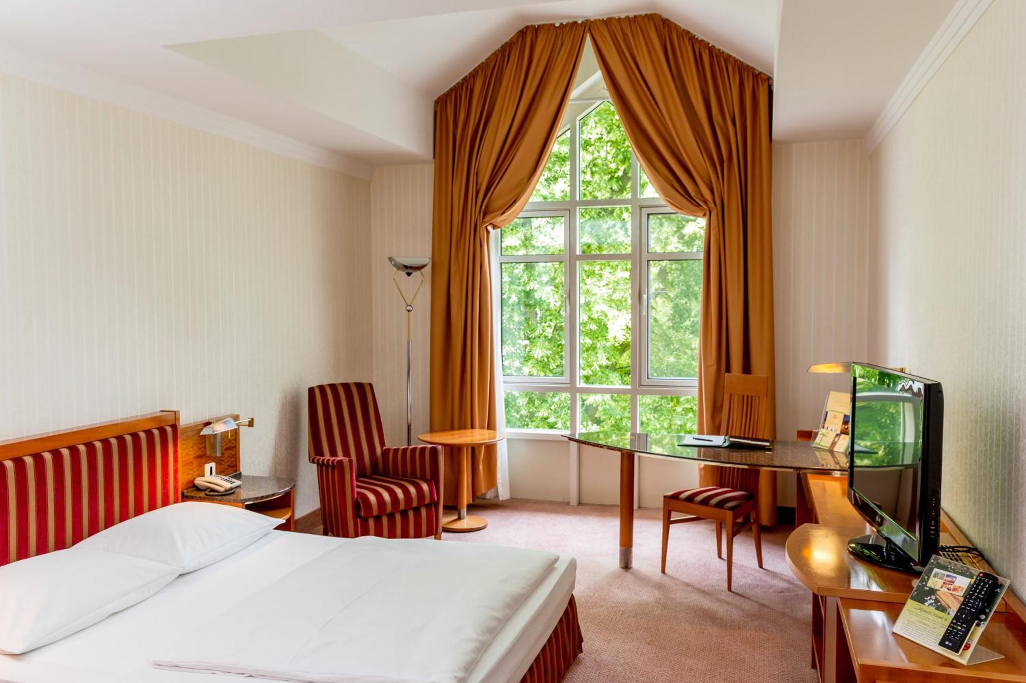 Standard Queen Room