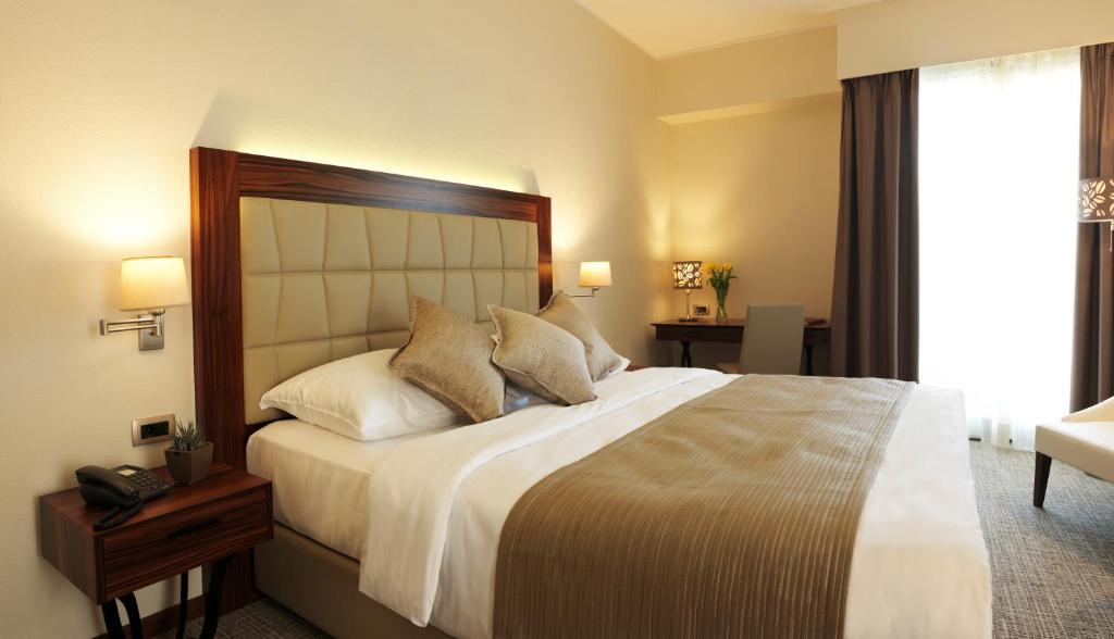 Excecutive Suite met Balkon en Zijdelings Uitzicht op Zee