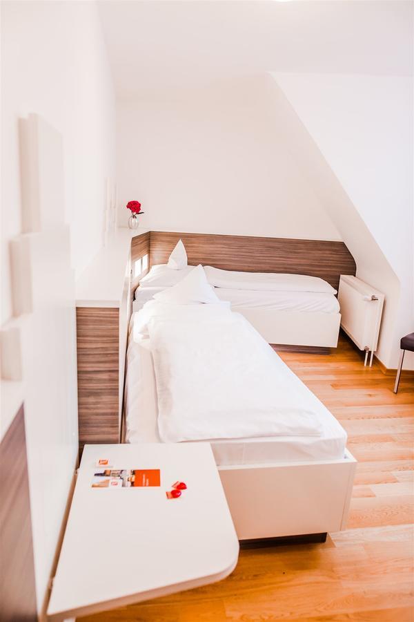 Tweepersoonskamer met 2 Aparte Bedden en Badkamer