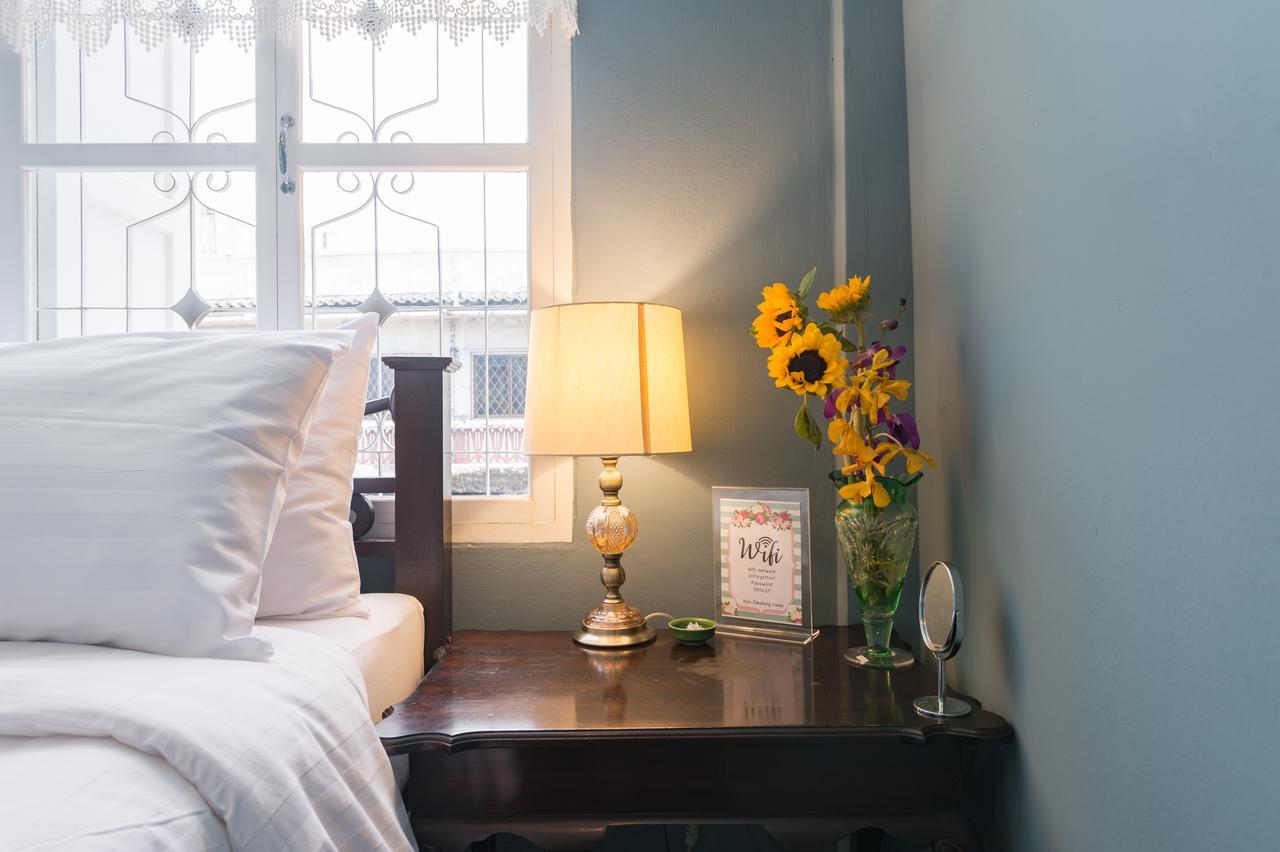 Suite met Queensize Bed en Eigen Badkamer