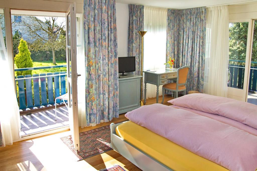 Habitación con cama extragrande.