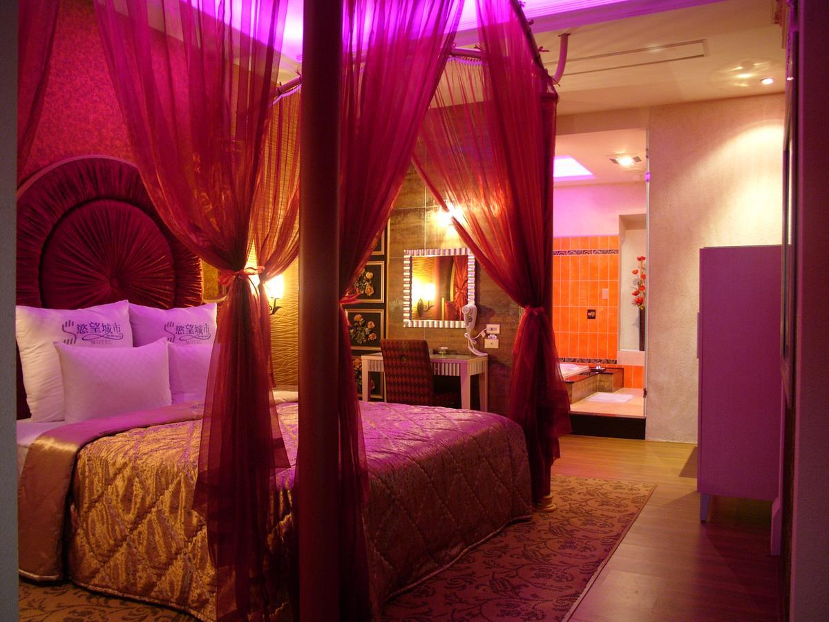 Quarto com Cama King-size e Banheira de Hidromassagem