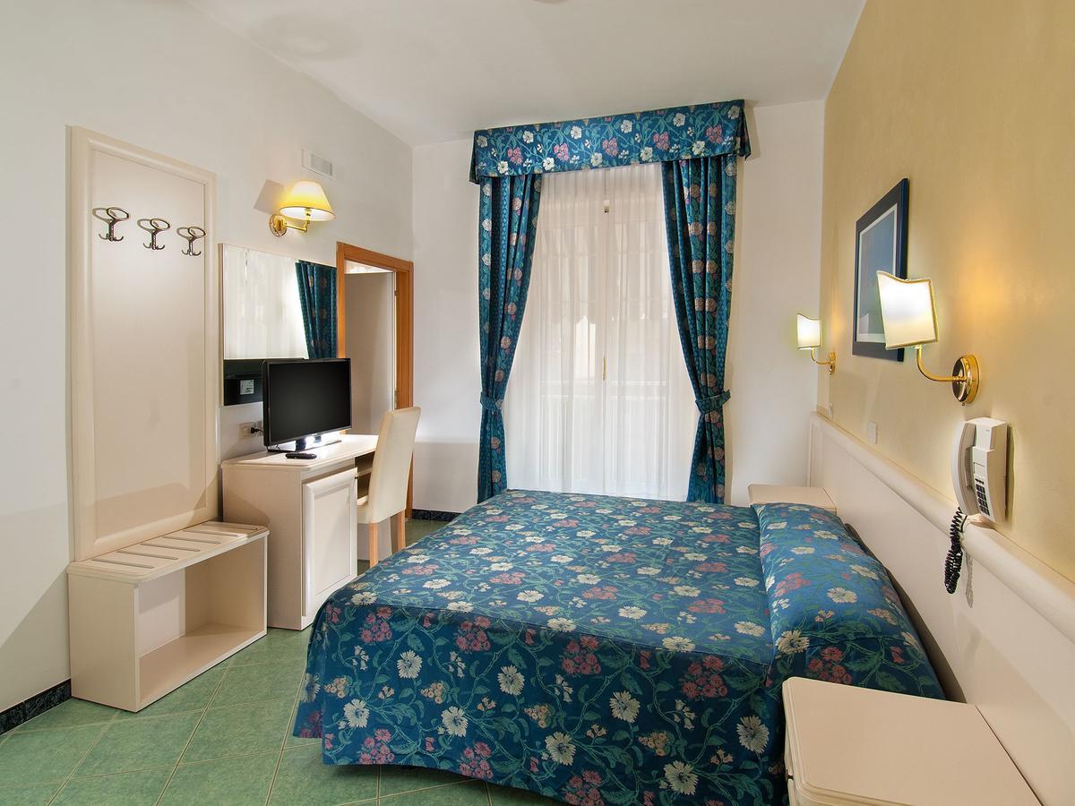 Doppel-/Zweibettzimmer mit Balkon