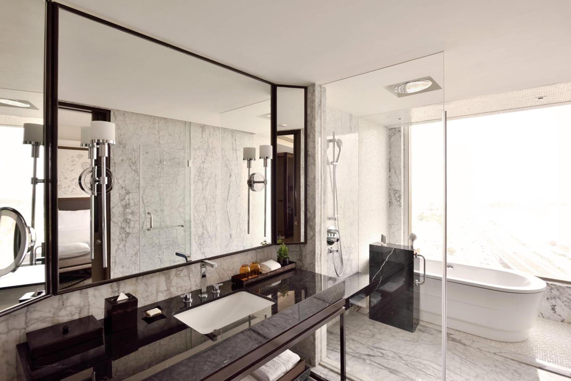 Executive Twin Guest Room with Executive Lounge Access & One way Airport Transfer