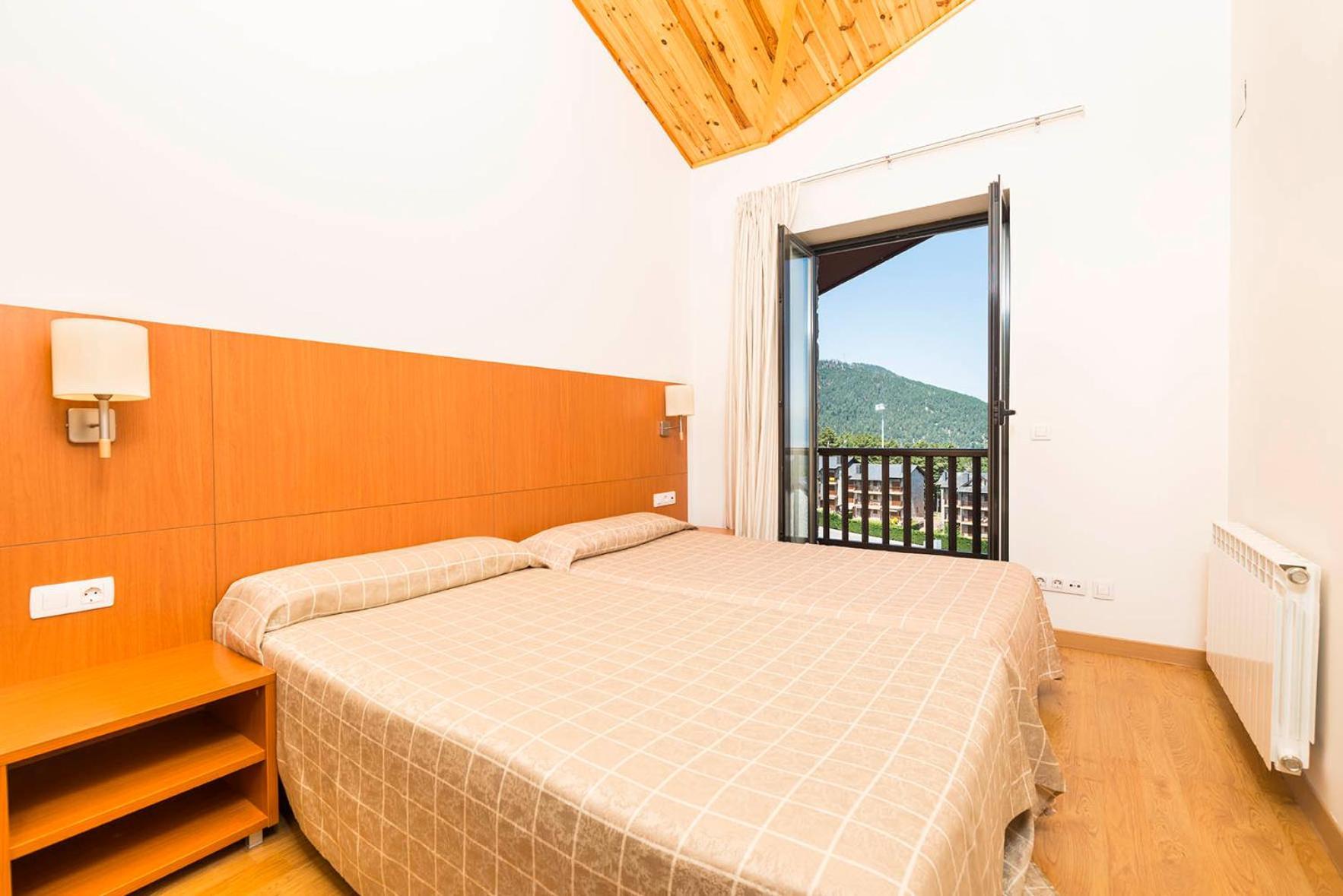 One-Bedroom Apartment with View