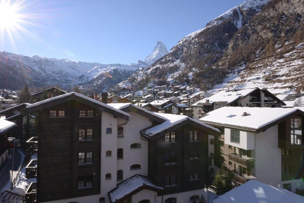 Deluxe Double Room with Balcony and Matterhorn View,68260463:JPEG